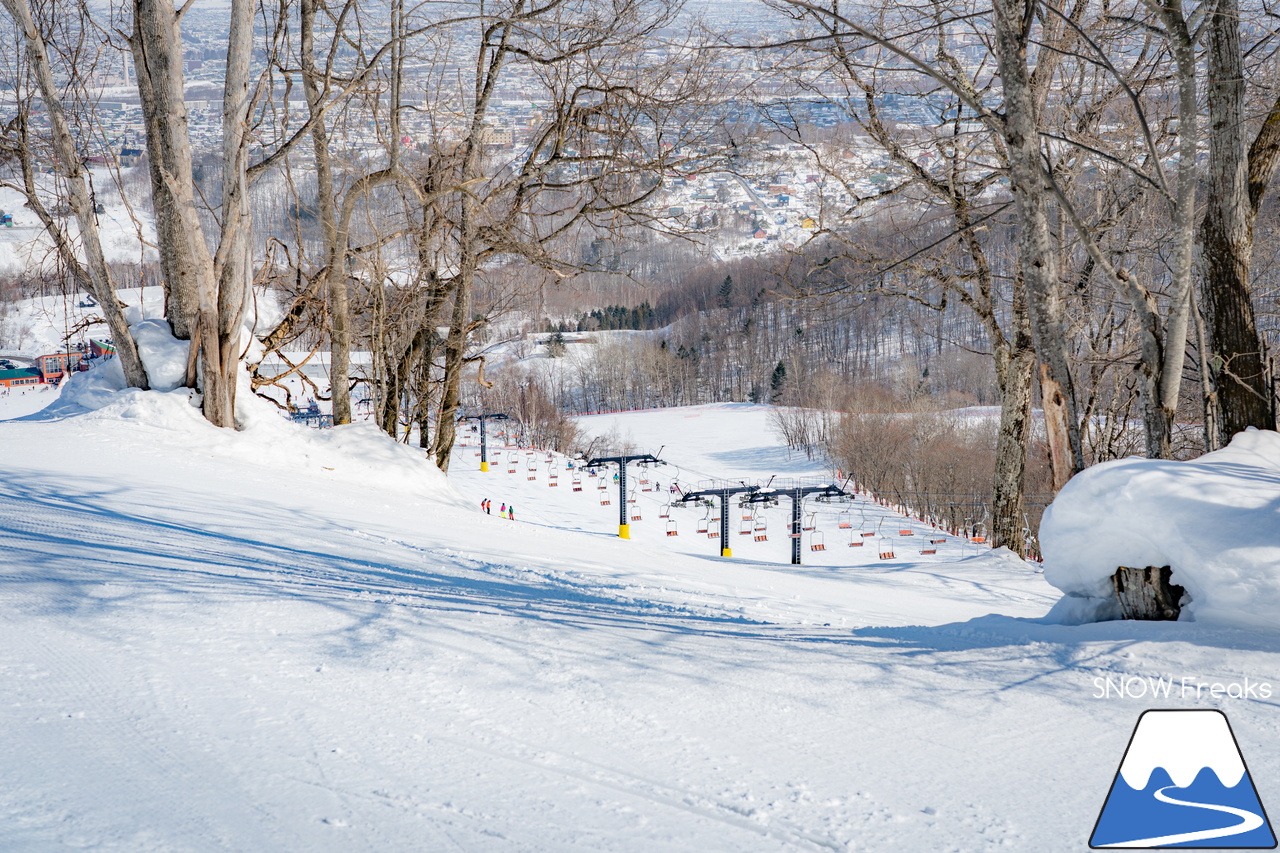 旭川サンタプレゼントパーク・マロースゲレンデ｜旭川市の街並みの向こうに北海道最高峰「旭岳」を望む大パノラマ。旭川市民御用達の絶景ゲレンデへ！